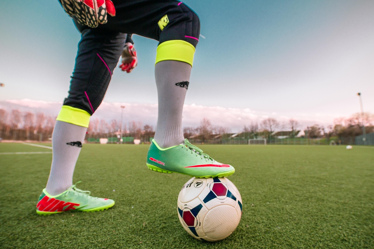 Fußballschuh und Ball auf einem Sportplatz